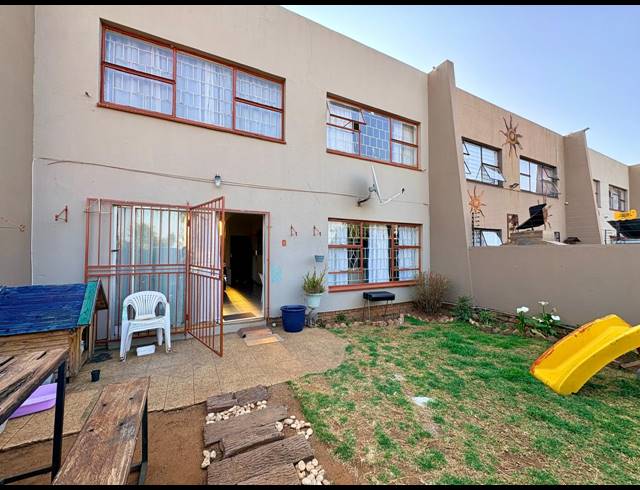 3 BEDROOM DUPLEX FOR SALE IN STRUBENVALE